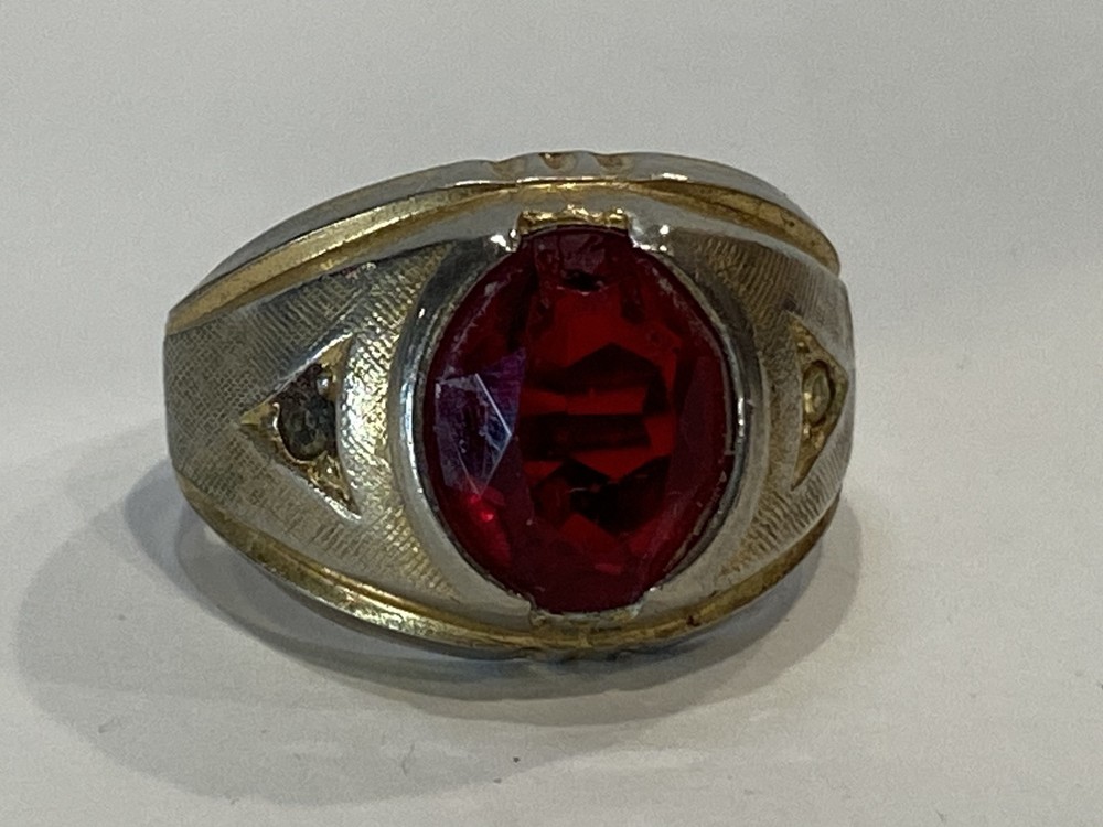 VINTAGE 18 KT H. G. E. RED OVAL STONE RING SIZE UNKNOWN