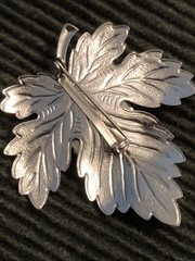 Vintage Brooch Maple Leaf Dark Green Cabochon Stone Silver Tone Pristine Cond