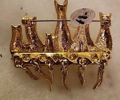 Green Eyed Cats Gold-tone Brooch Pin with Dangling Cat Tails 2.5″