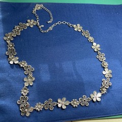 Vintage‑Style Silver Filigree Floral Necklace –Rhinestones Adjustable Length