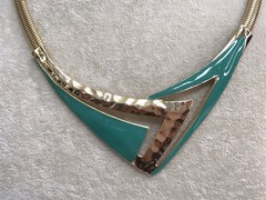 Vintage Hammered Goldtone Teal Enameled Cleopatra Necklace Nonbranded 18”