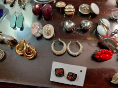 Fabulous vintage earrings 1960’s Lot. ( 108 Pcs )