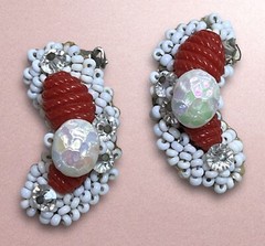 VTG Hobe Red White Glass Wire Beaded Clusters Faux Pearl Clip On Earrings Estate
