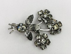 Vintage Rhinestone Daisy Silver Tone Brooch Pin Prong Set Stones