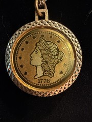 Vintage Bicentennial Replica 1776 Coin Pendant Gold Tone Necklace 13 Inch.