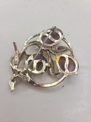 Brooch vintage LISNER burgandy moonglow thermoset berries In gold. Vintage