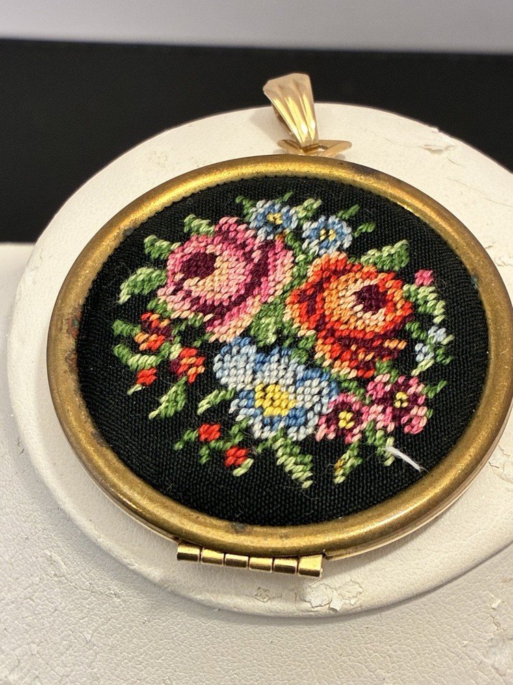 Vintage 1977 Avon Floralpoint Needlepoint Locket Compact Pendant Gold Tone 2″