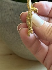 Vtg Signed AJC Gold Tone Sitting Cats At Window Pin Brooch Bow Ties 1.5”x1.25”