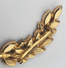Vtg Leaf Brooch Pin Pink Purple Rhinestones Gold Tone Prong Set Faceted Stones