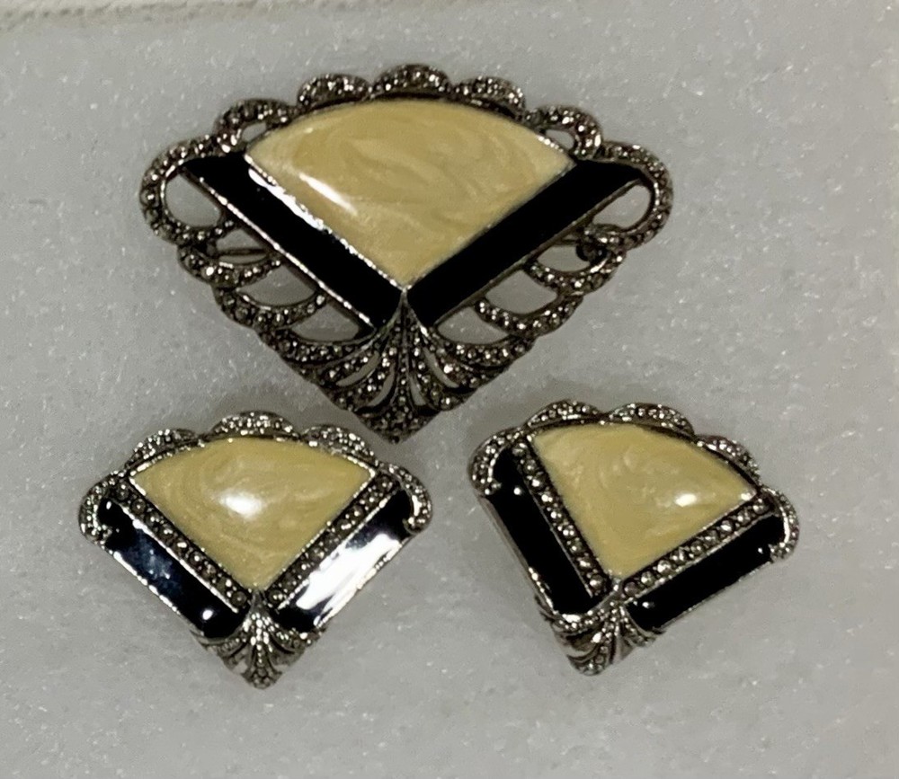 STUNNING VINTAGE ART DECO STYLE ENAMELED 1 7/8″ BROOCH AND CLIP ON EARRINGS