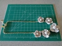 The Limited Faux Pearl Ball Center of A Creamy Beige Flower Choker Necklace #192