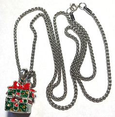 VINTAGE STUNNING SILVER TONE CHRISTMAS GIFT OPEN BOX NECKLACE PENDANT