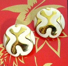 VTG RUNWAY MONET 80s MODERNIST EARRINGS CREAM ENAMEL ABSTRACT GOLD DESIGN POST