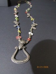 VTG. STYLE POLISHED GLASS STONES & METAL BEADS WITH PENDANT APPROX 28″