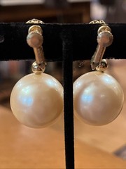 Vintage Napier Huge Pearl Cabochon Filigree Gold Dangle Drop Clip On Earrings