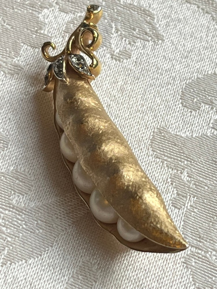 VTG Alfred Philippe Trifari Gold Tone “Pea Pod” Brooch Faux Pearls & Rhinestones