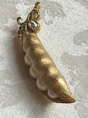 VTG Alfred Philippe Trifari Gold Tone “Pea Pod” Brooch Faux Pearls & Rhinestones