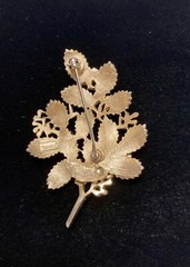 VTG Crown Trifari Gold Tone Leaves & Berries Brooch Pin (1955 to 1969) Signed