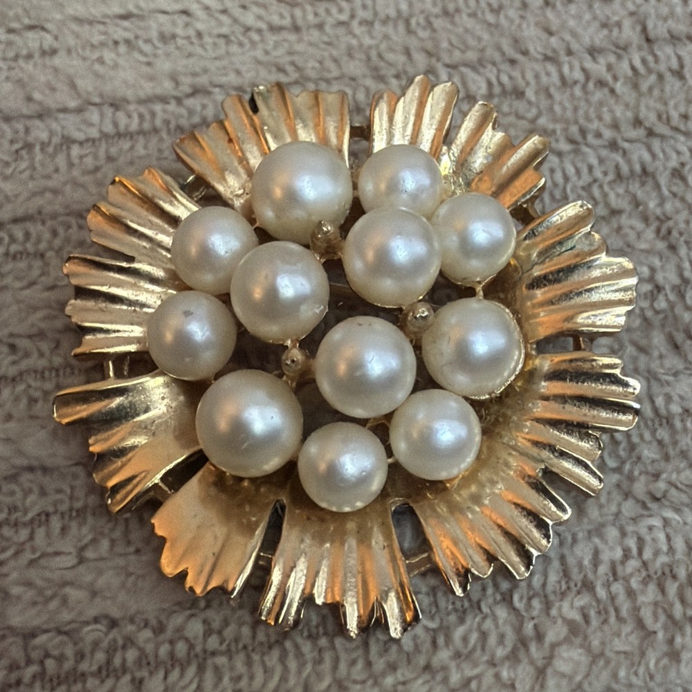 Crown Trifari Textured Gold Tone Faux Pearl Birds Nest Brooch MCM Flower