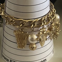 Vintage Style Gold tone Charm Bracelet Unmarked Size 7” Filigree Charms