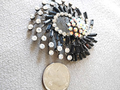 UNSIGNED VTG 1970’S SWIRL RHINESTONES AB CRYSTALS-BROOCH PIN-JAPANED FINISH