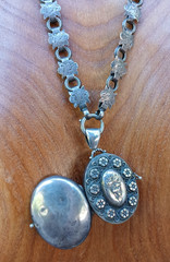 ANTIQUE HALLMARKED ENGLISH SILVER BOOKCHAIN FLORAL LOCKET PENDANT NECKLACE *