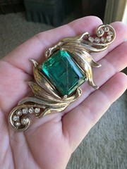 Glamorous Vintage Pot Metal Goldtone Green Glass Brooch