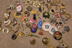 Vintage Brooches Set Mixed Lot Materials Metal Wood Plastic Gold Tone