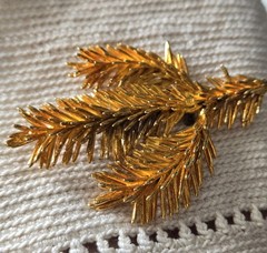Vintage Gold Tone Pine Branch Brooch Pin Textured Evergreen Needle Nature…