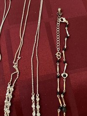 ❤️VTG LOT OF 5 NECKLACES. 2 ARE AVON & OTHERS UNBRANDED. VERY NICE❤️