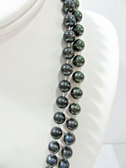 NECKLACE VINTAGE IRIDESCENT BLUE PEACOCK COLORS STATIONARY ON THE STRAND