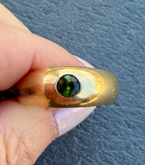 VINTAGE 14K GOLD FLUSH SET GREEN TOURMALINE GYPSY RING VERY HEAVY CHUNKY UNISEX
