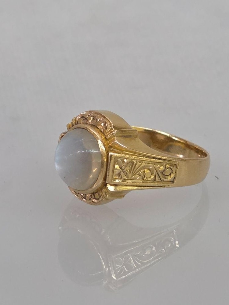 Beautiful 1930’s Chinese 18k Gold & Moonstone ring Size 7.5
