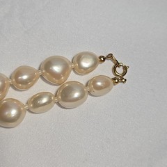 Vtg 1955-1969(C) Trifari Single Strand Pearl Gold Tone Spring Clasped Necklace
