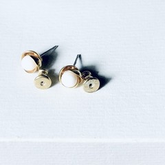 VTG POST EARRINGS SIGNED MONET SMALL WHITE CAB CENTERED IN GOLD TONE PETALS