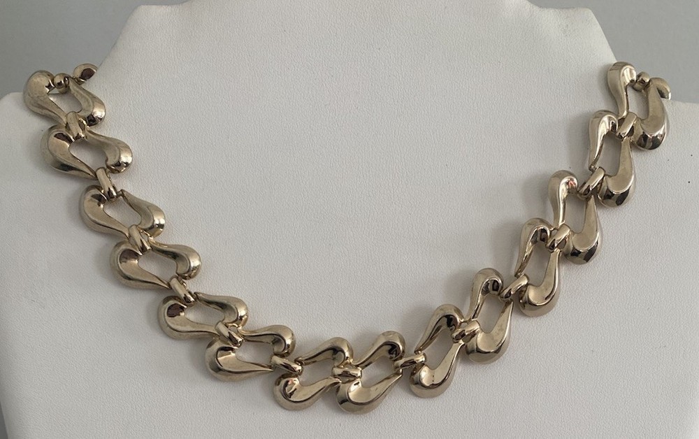 Beautiful Vintage Monet Gold Tone Wavy Swirl Choker Necklace 17.75”