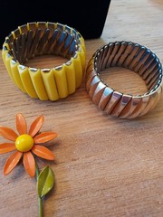 Vintage Lot Of 5 Necklaces, Bracelets And A Brooch/Pin Yellow
