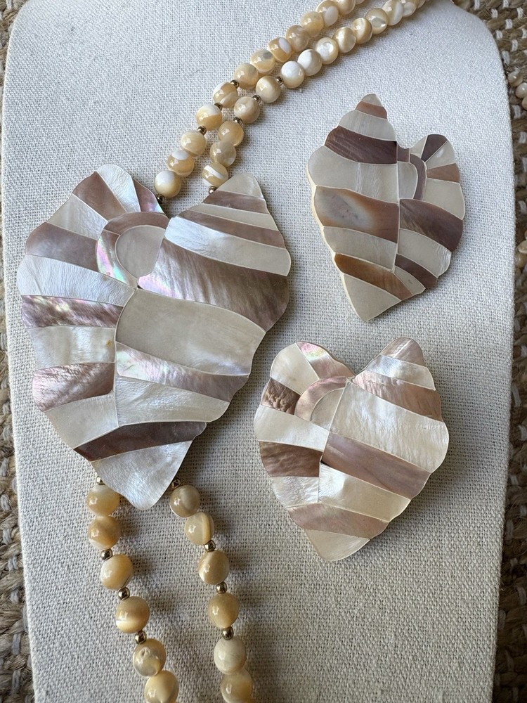 Stunning Vintage Signed “SANDEE” Mother-of-Pearl Pendant Necklace and Earring