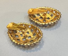 Large (1-3/4″ ) 80s VTG Basket Weave Gold Tone Clip Earrings Statement Runway