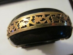 VINTAGE CHUCKY TRIBAL BONE/HORN w/BRASS GOLD ETCHINGS PIN CLASP BANGLE BRACELET