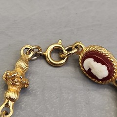 Vintage Cameo Bracelet Linked Gold Tone Chain Resin Missing One 6.25″