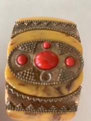 VINTAGE BRACELET IN THE CUFF OR CLAMP STYLE MADE OF PLASTIC IN THE MUGHUL STYLE!