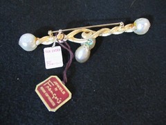 vintage costume jewelry brooch by Francois Gold tone simulated pearls New