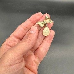 Vintage Gold Tone Bow Teardrop Dangle Brooch Pin Cottage Granny Charm Romantic