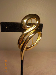 TONA SIGNED VINTAGE GOLDTONE METAL SMOOTH AND STRIATED SWIRL LOOPED BROOCH 3″ L