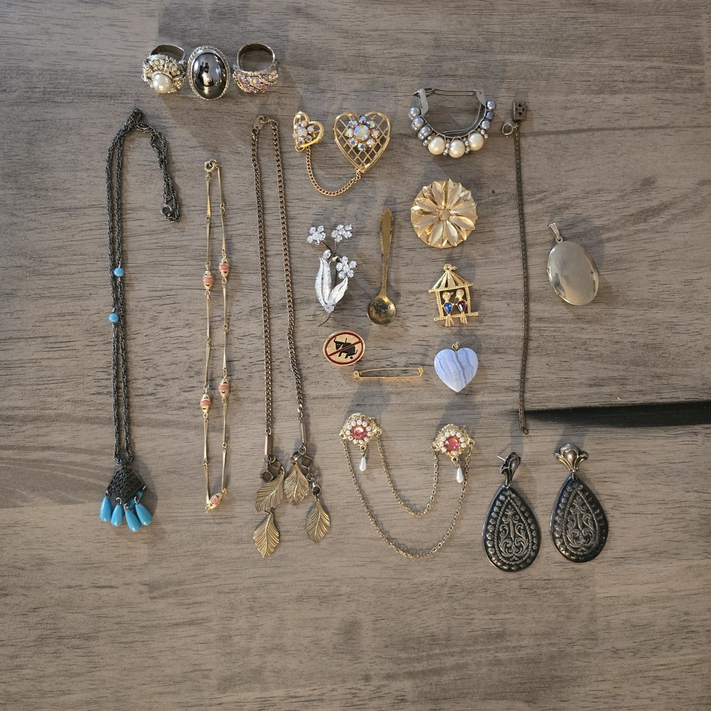 VINTAGE ASSORTED JEWELRY LOT / 19 Pieces