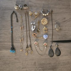 VINTAGE ASSORTED JEWELRY LOT / 19 Pieces