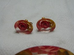 vintage reverse carved kucite brooch screw back earrings set oink flowers