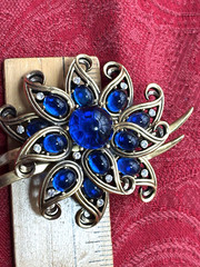 Trifari Vintage Gold Tone Blue Cabachon Stone Rhinestone Brooch 3 1/2″ SCARCE