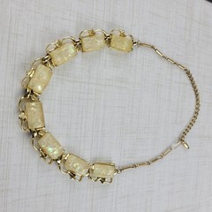 Vintage Cream Faux Mop Confetti Thermoset Lucite Gold Tone Choker Necklace 16″
